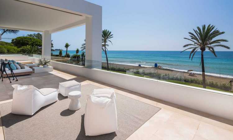 Gallery Luxurious Beachfront Villa On 14