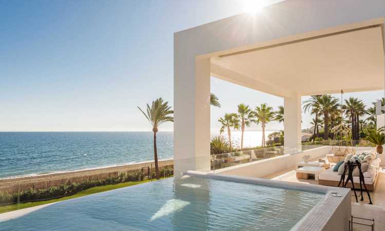 Gallery Luxurious Beachfront Villa On 15