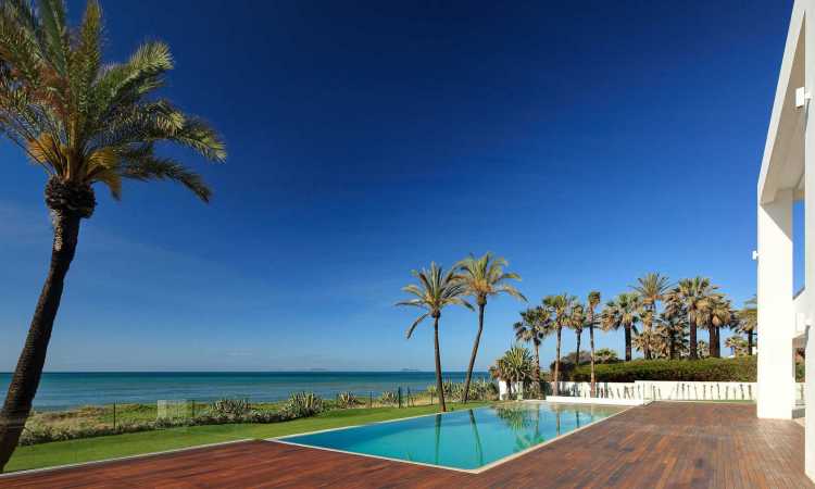 Gallery Luxurious Beachfront Villa On 2