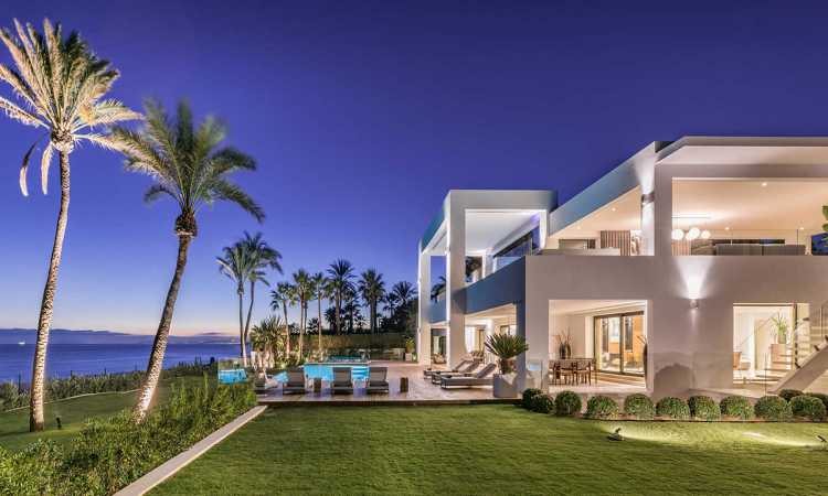 Gallery Luxurious Beachfront Villa On 21