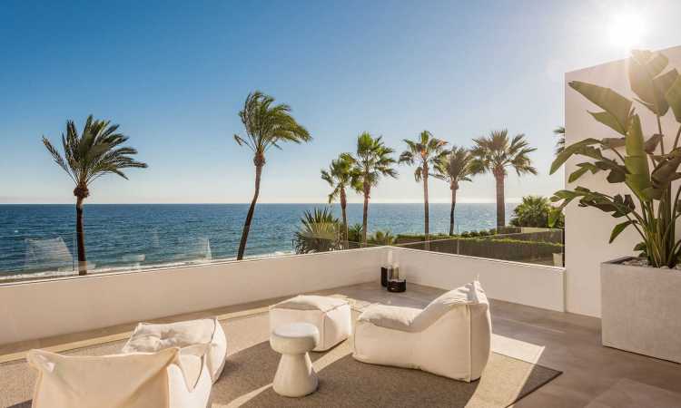 Gallery Luxurious Beachfront Villa On 28